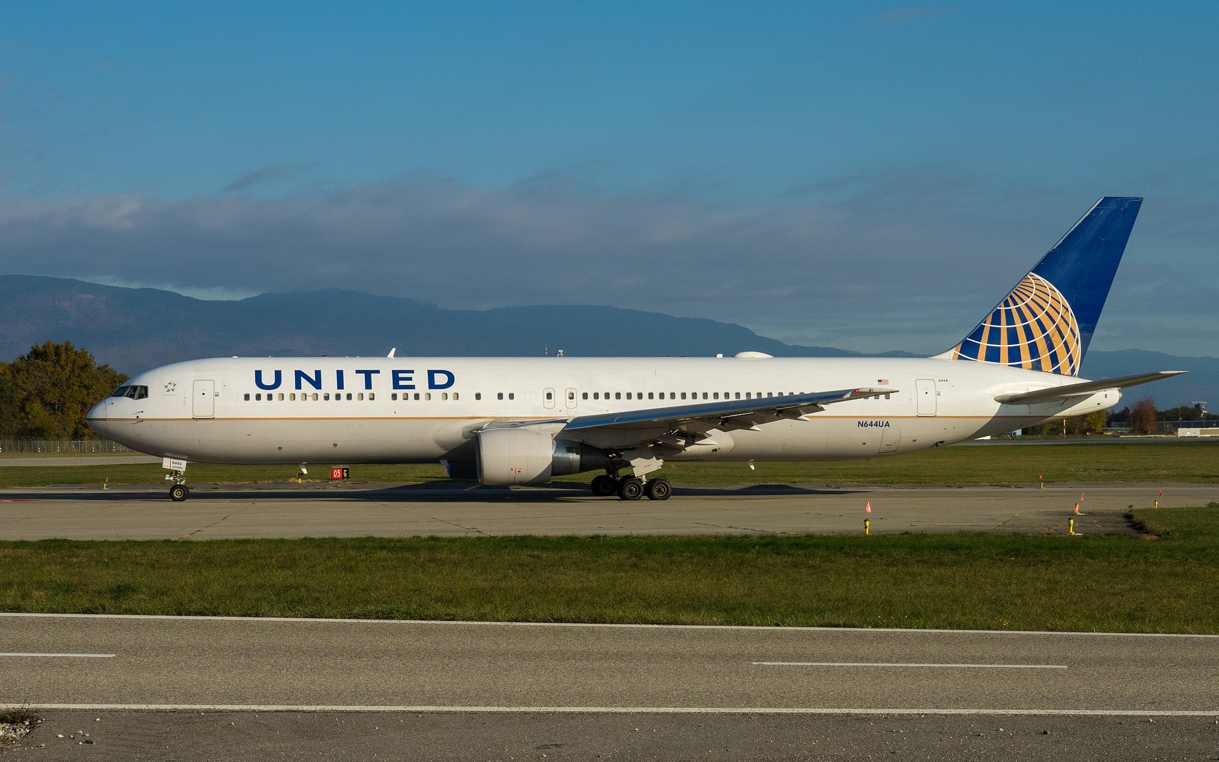 plane from united in the airport